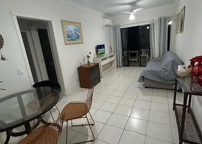 Pitangueiras 100 m da praia 2vagas de garagem e serviço de praia Guarujá